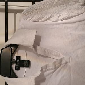 White V neck blouse with gathered sleeve and a collar